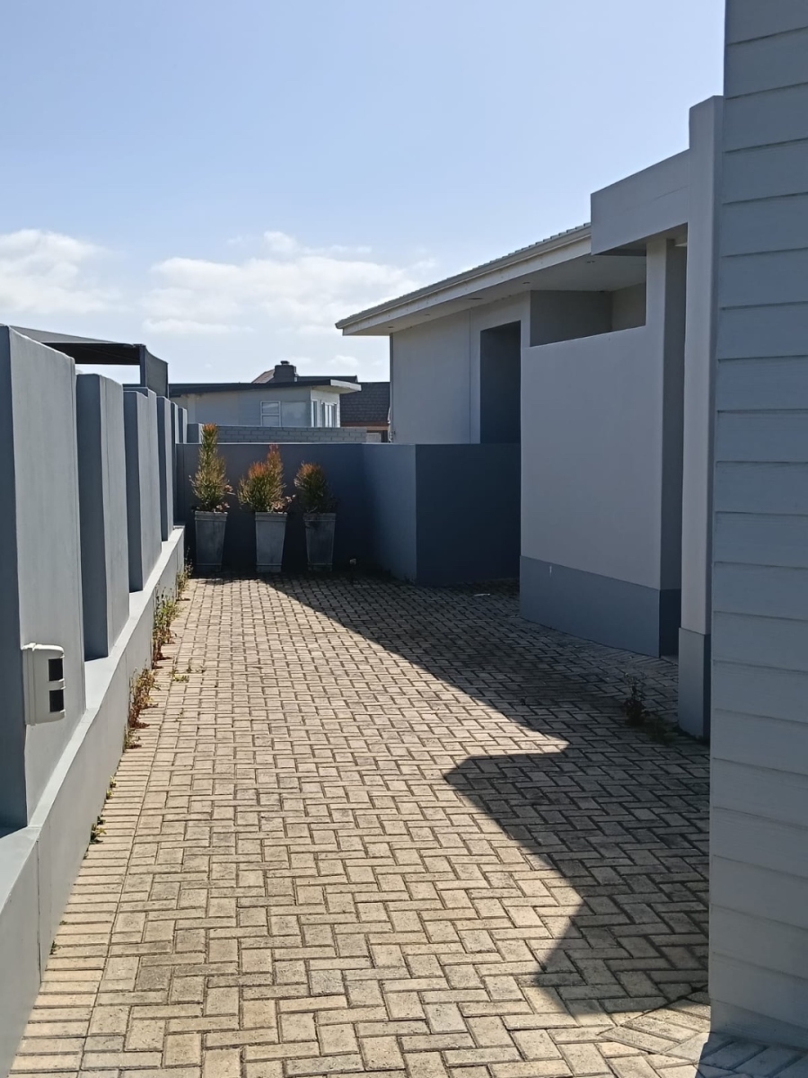 6 Bedroom Property for Sale in Wavecrest Eastern Cape